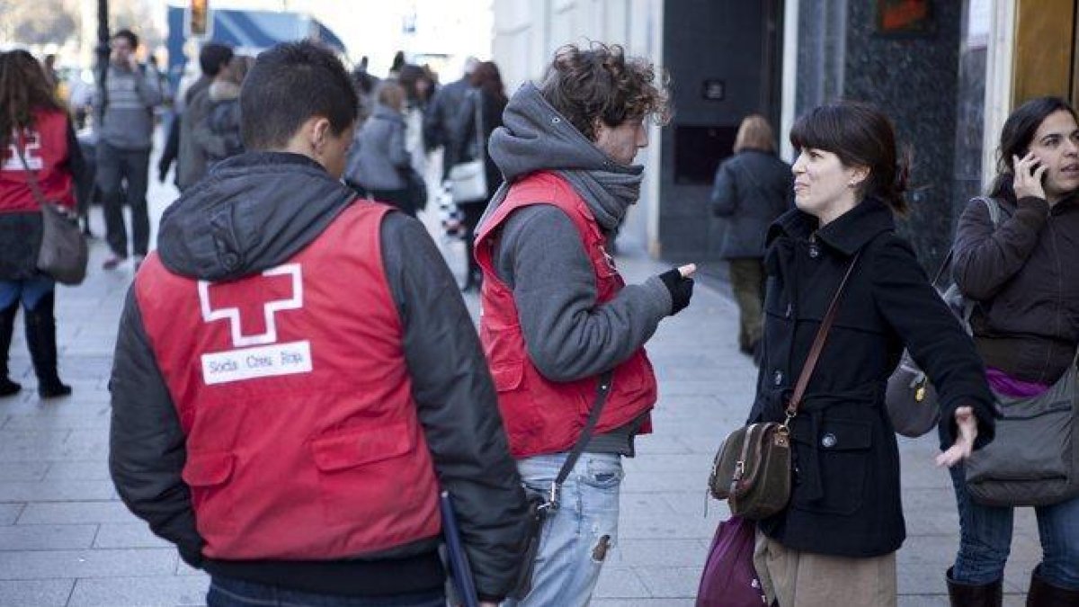 Captadores de socios de una ONG en las calles del centro de Barcelona.-EL PERIÓDICO (FERRAN NADEU)