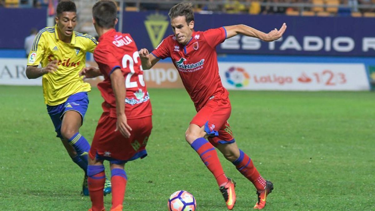 Íñigo Pérez y Capilla en el encuentro del curso pasado en Cádiz que finalizó con derrota rojilla.-Área 11