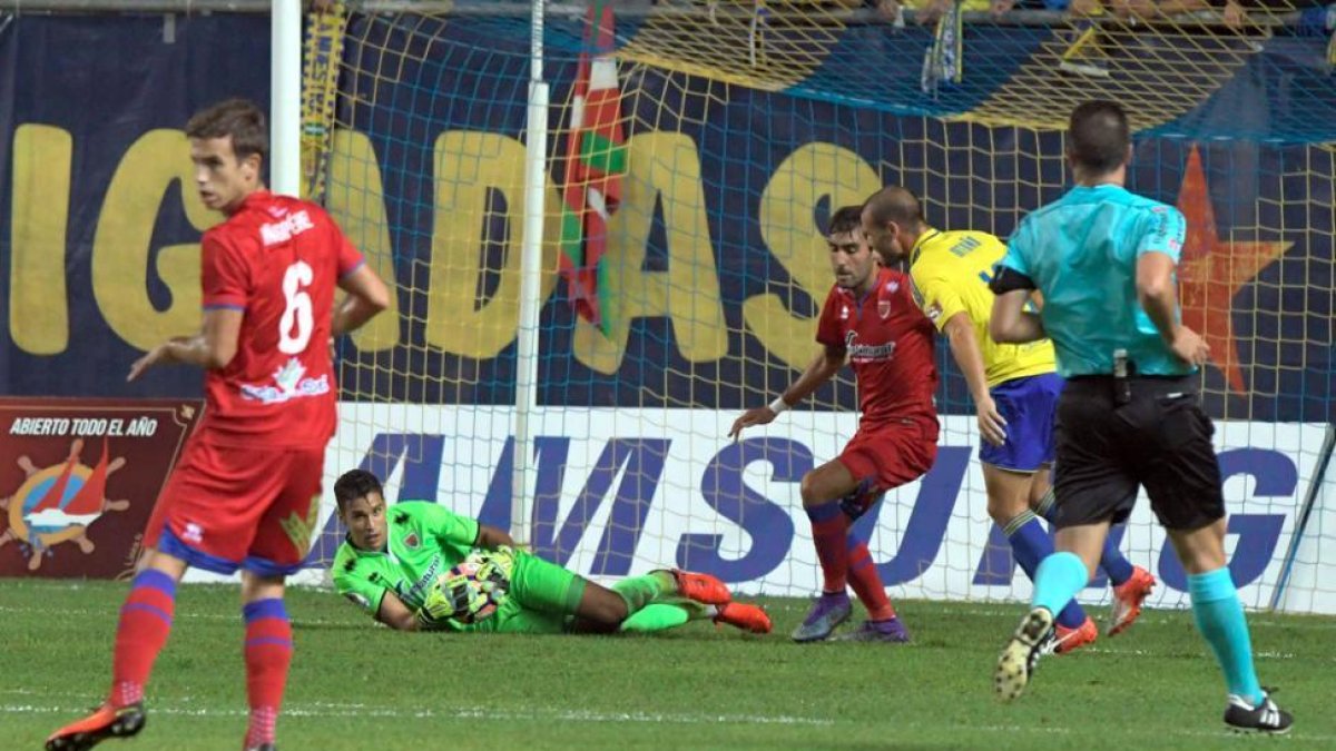 Munir detiene un balón en una de las acciones ofensivas del Cádiz.-ÁREA 11