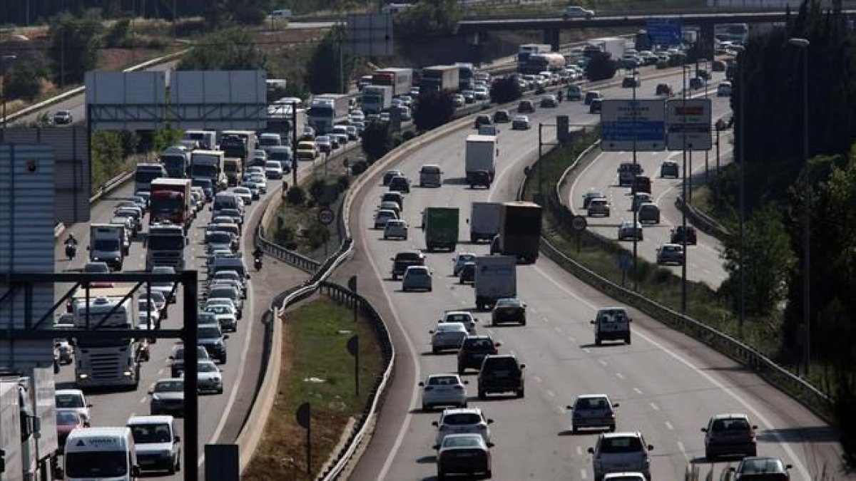 Fomento espera recuperar los ingresos y el tráfico de las autopistas rescatadas.-JULIO CARBÓ
