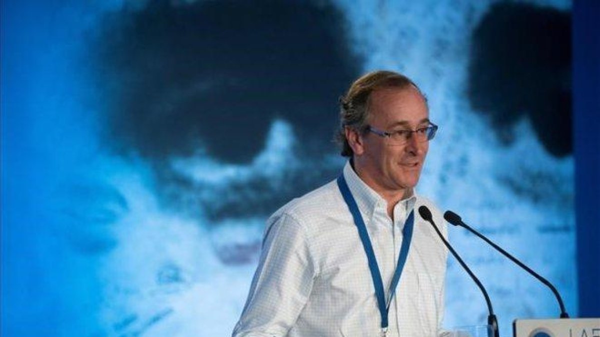El presidente del PP de Euskadi, Alfonso Alonso, en la clausura de la escuela de verano del partido.-EFE / ADRIÁN RUIZ DE HIERRO