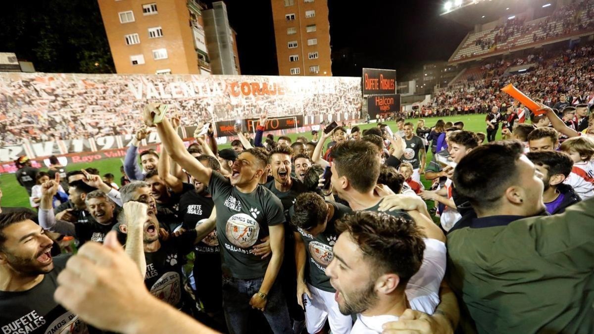 Jugadores y aficionados del Rayo celebran el ascenso a Primera en Vallecas el pasado mayo /-JUANJO MARTIN (EFE)