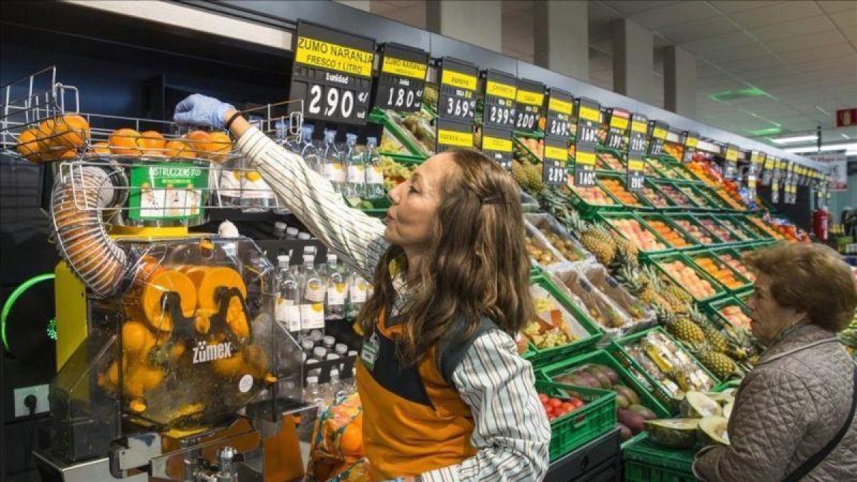 Una trabajadora en una de las nuevas tiendas de Mercadona que se ha presentado este miércoles en Valencia.-MIGUEL LORENZO