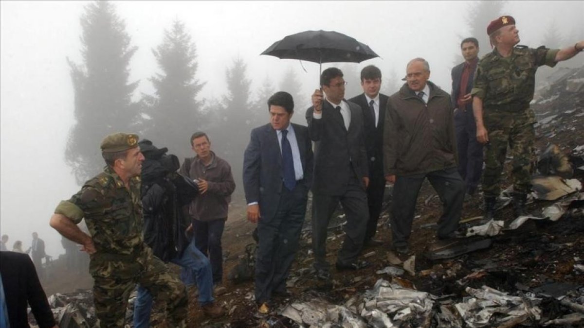 El entonces ministro de Defensa, Federico Trillo, visita el lugar del accidente del Yak-42, el 27 de mayo del 2003 en Trebisonda (Turquía).-EFE / CHEMA MOYA
