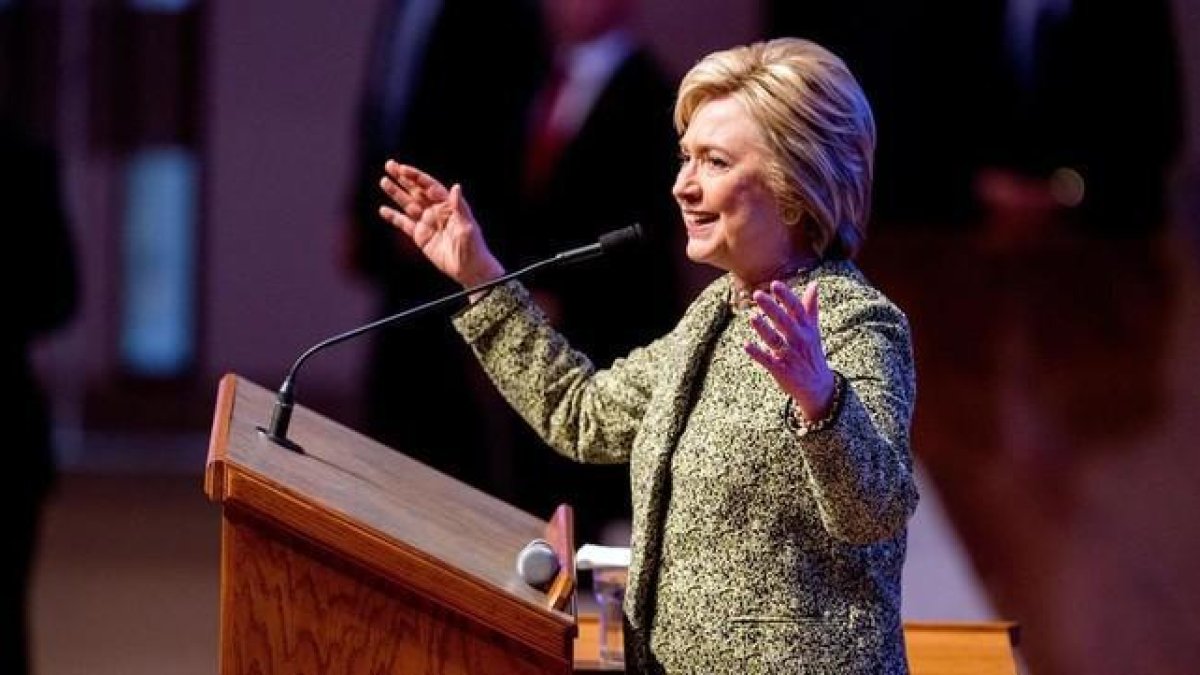 Clinton habla en una iglesia baptista de Menfis (Tennessee), este domingo.-AP / ANDREW HARNIK