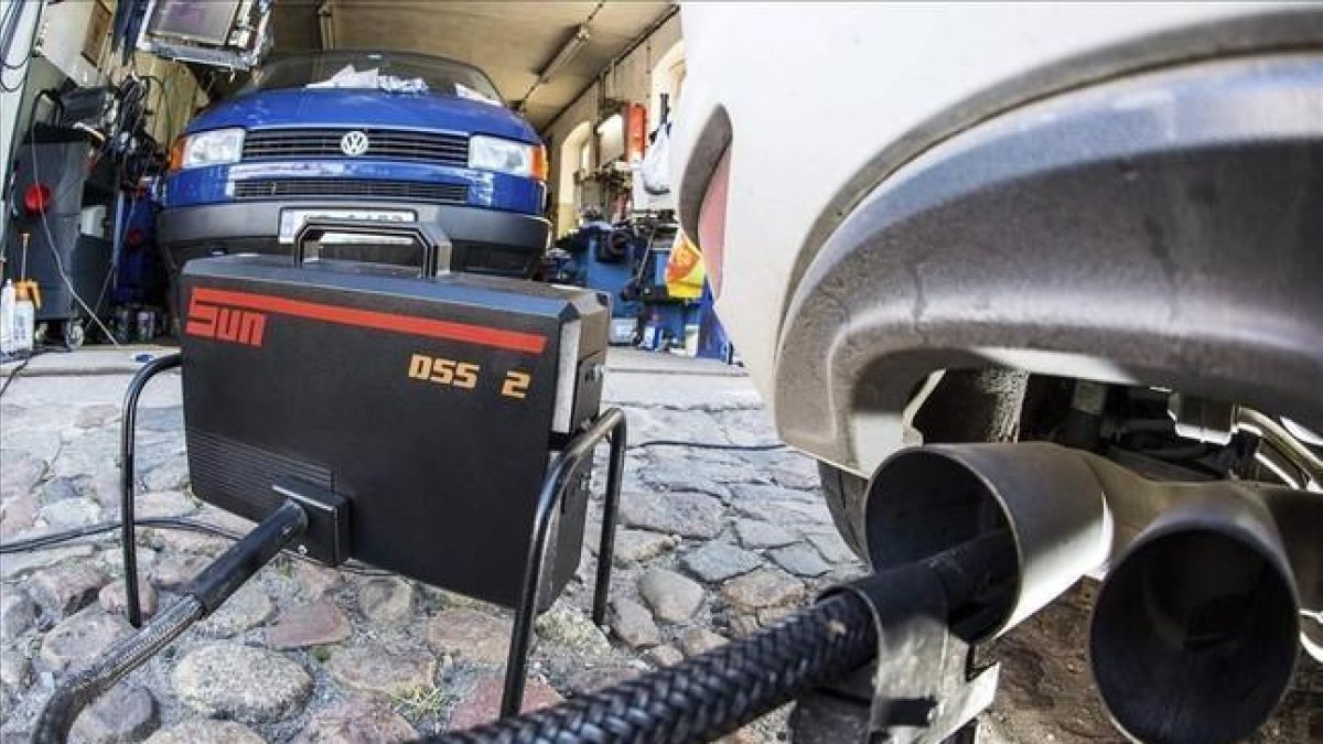 Prueba de emisiones de gases de un vehículo de Volkswagen.-EFE / PATRICK PLEUL