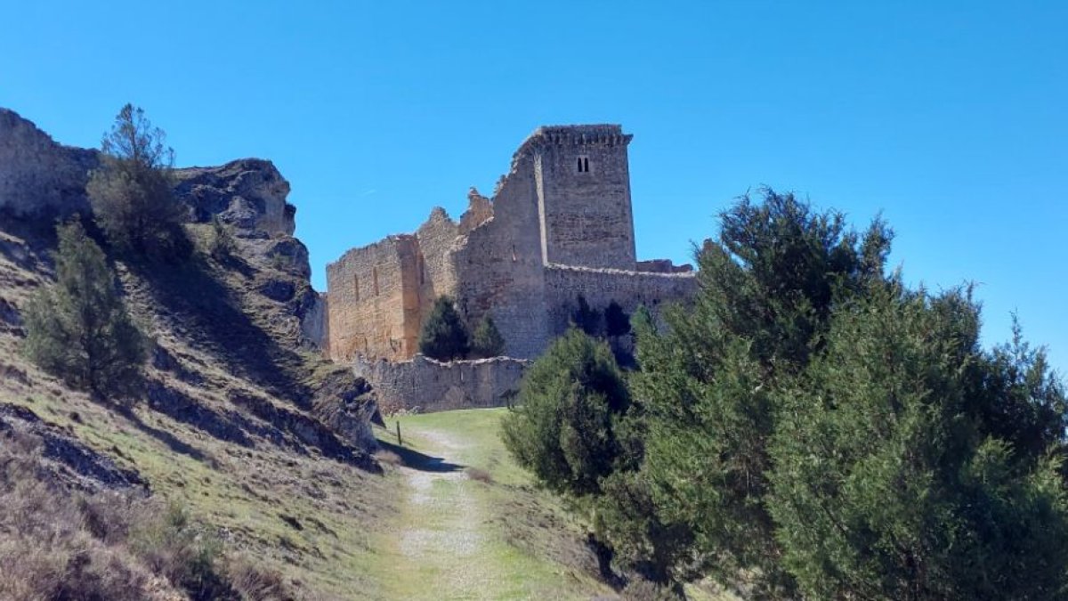 En la soriana <strong>Ucero,</strong> un<strong> canal romano, </strong>cuyo túnel de 135 metros hay que ha que atravesar, es el inicio de una ruta que lleva hasta el<strong> castillo medieval </strong>que vigila el pueblo y la entrada al famoso <strong>cañón del río Lobos.</strong> La senda, circular, lleva hasta el <strong>nacedero del río Ucero,</strong> desde donde se puede entrar al Cañón del río Lobos o regresar de nuevo hacia el pueblo, con parada previa en la casa del Parque Natural Cañón del río Lobos. Las fotografías muestran la belleza el pequeño y sencillo recorrido, de <strong>menos de 6 kilómetros.</strong>