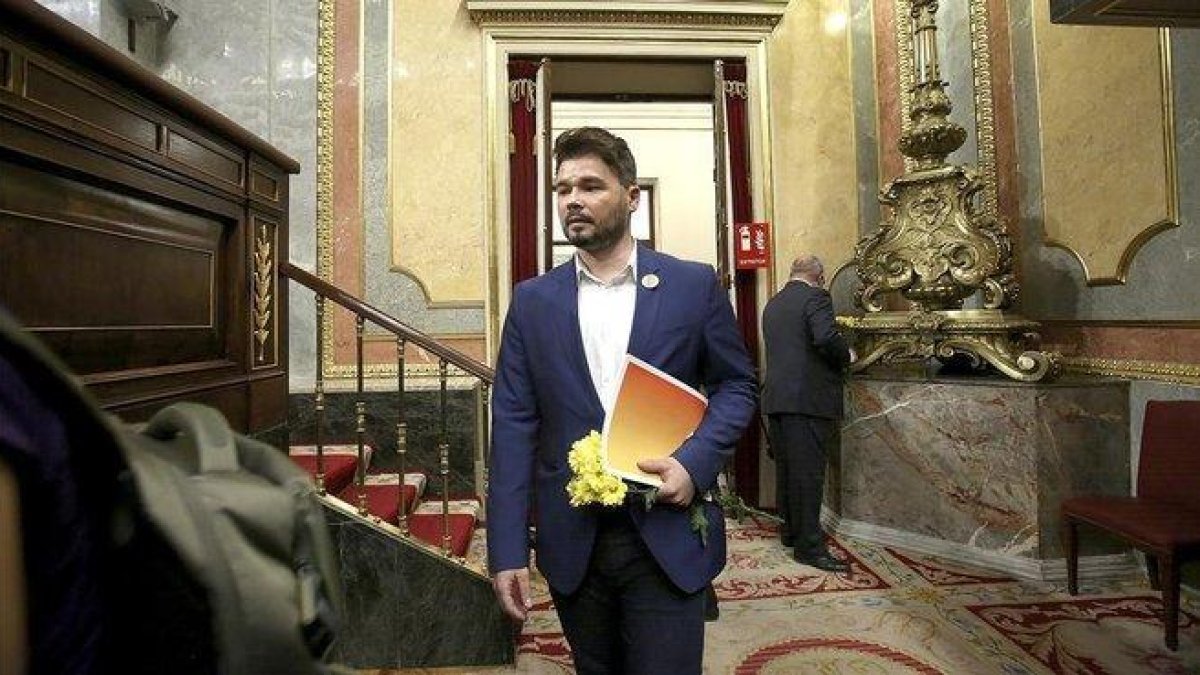 Gabriel Rufián, con unas margaritas amarillas en la primera sesión de la investidura de Pedro Sánchez.-DAVID CASTRO
