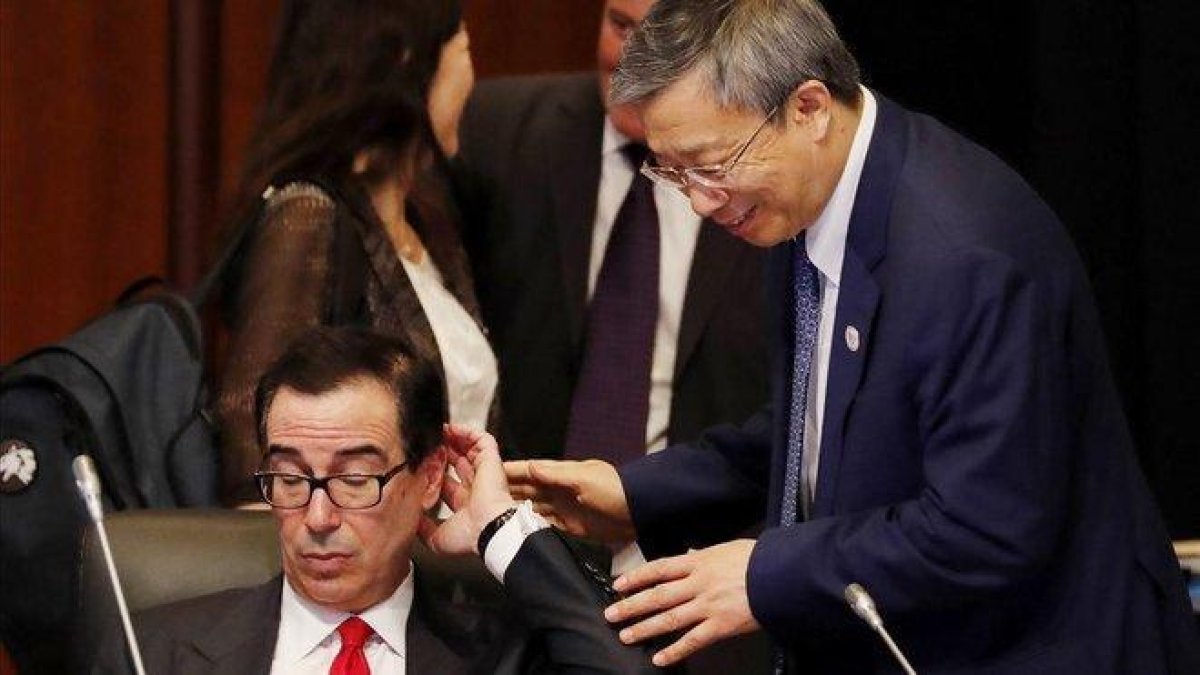 l secretario de Estado estadounidense Steven Mnuchin y el gobernador del Banco Central chino Yi Gang en la reunión de ministros de finanzas y gobernadores de bancos centrales previa al G20.-AP / KIM KYUNG-HOON