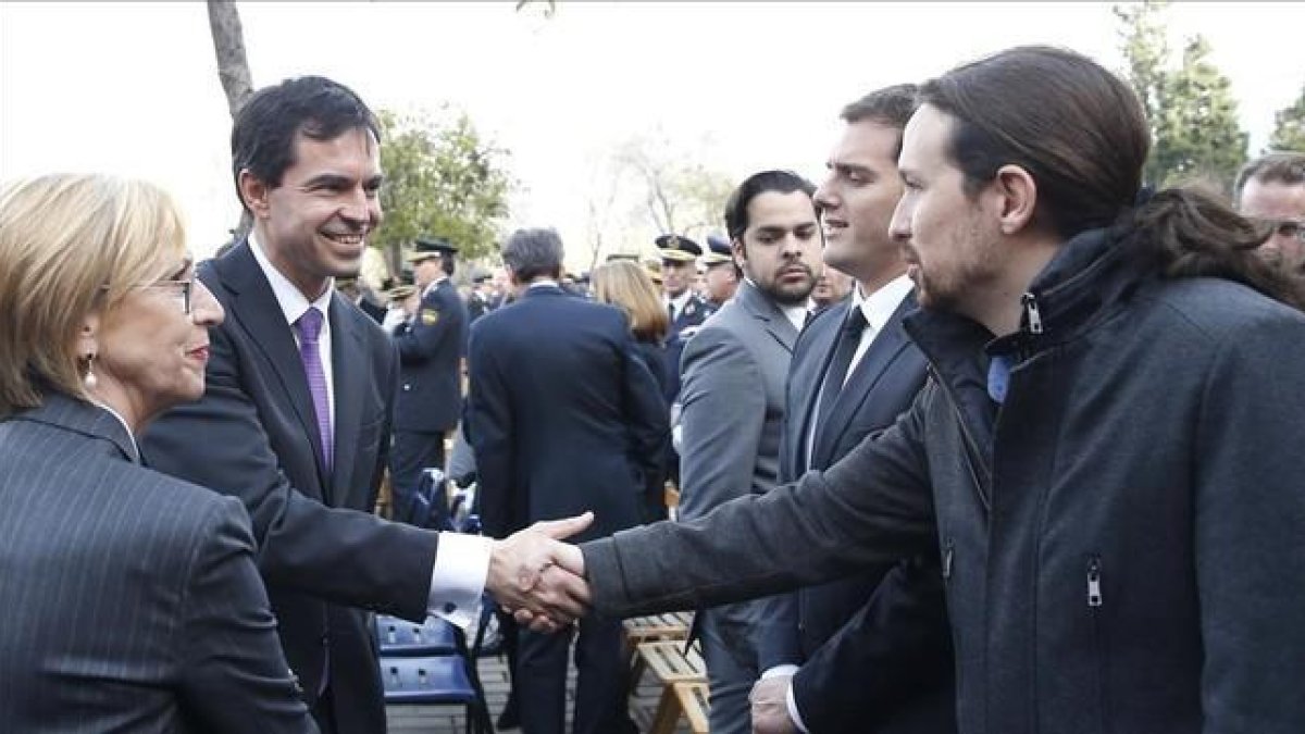 Andrés Herzog saluda a Pablo Iglesias en presencia de Rosa Díez y Albert Rivera.-EFE