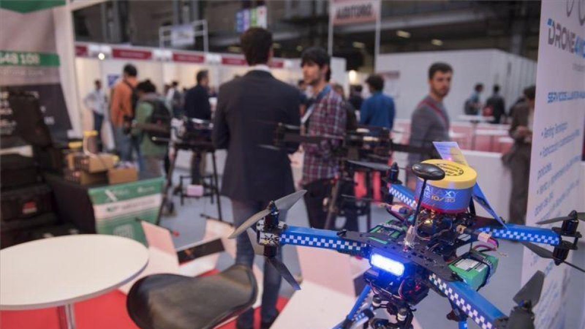 Un estand de la zona de drones de la feria eShow de Barcelona.-JORDI COTRINA