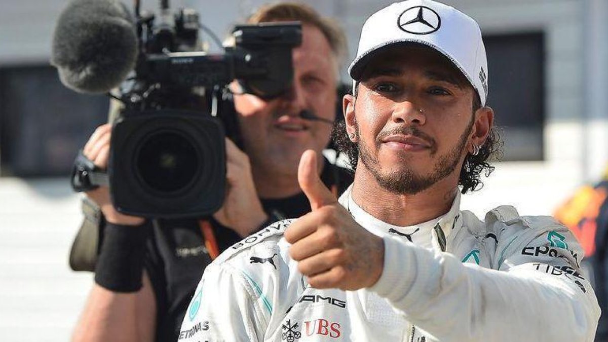 Hamilton, tras la victoria en Hungría.-EFE / TIBOR ILLYES