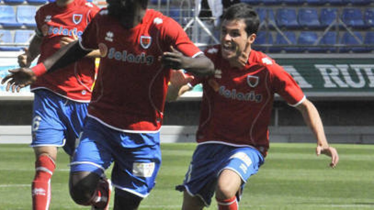 Bedoya abandona el campo tras caer lesionado por la entrada de Molinero. / D. Mayor-