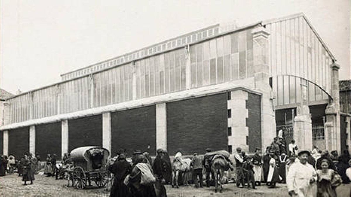 El mercado de Abastos, ubicado en la plaza Bernardo Robles, en una imagen de archivo. / ARCHIVO HISTÓRICO PROVINCIAL-