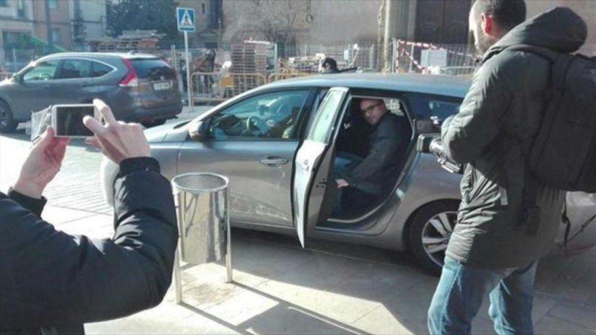 El concejal Joan Coma sube al coche para trasladarse a Madrid, ayer.-TWITTER