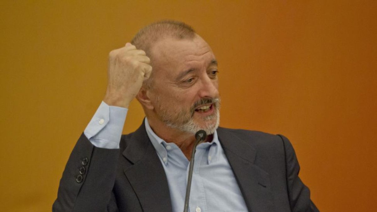 Arturo Pérez-Reverte, el 26 de noviembre del 2017, en una rueda de prensa ofrecida en la Ciudad de Guadalajara (México) con motivo de la Feria Internacional del Libro (FIL) de Guadalajara.-EFE / CARLOS ZEPEDA