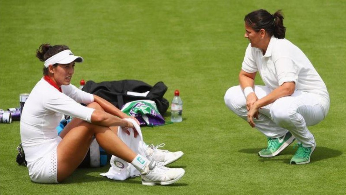 Garbiñe Muguruza charla con Conchita Martínez durante un entrenamiento en el All England Club antes del inicio de Wimbledon 2017.-GETTY / CLIVE BRUNSKILL