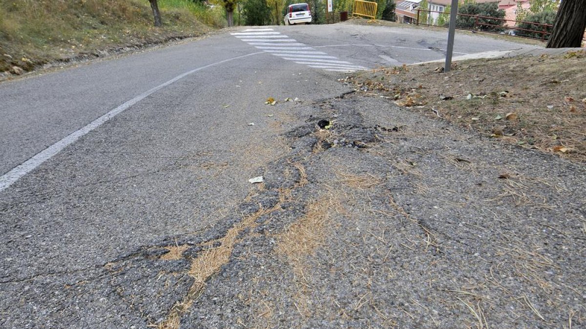 Imagen del mal estado que presenta el pavimento para la Subida al Castillo de este domingo a consecuencia de las raíces de los árboles.-Valentín Guisande