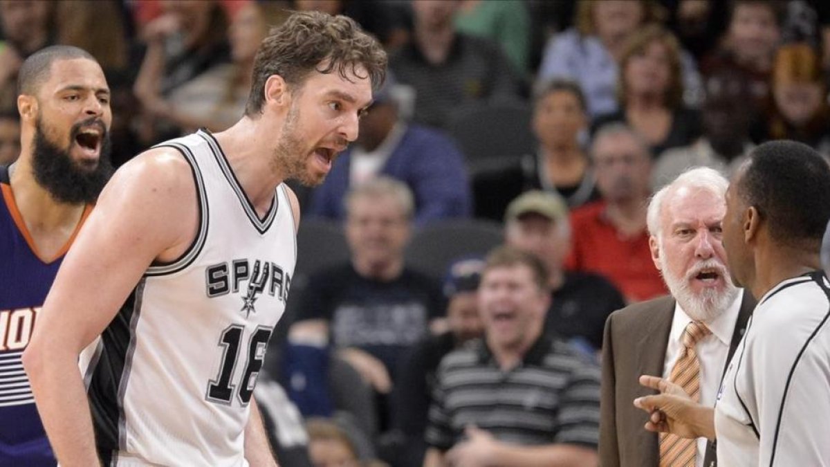 Pau Gasol protesta al árbitro en el último partido de los Bulls.-EFE / DARREN ABATE