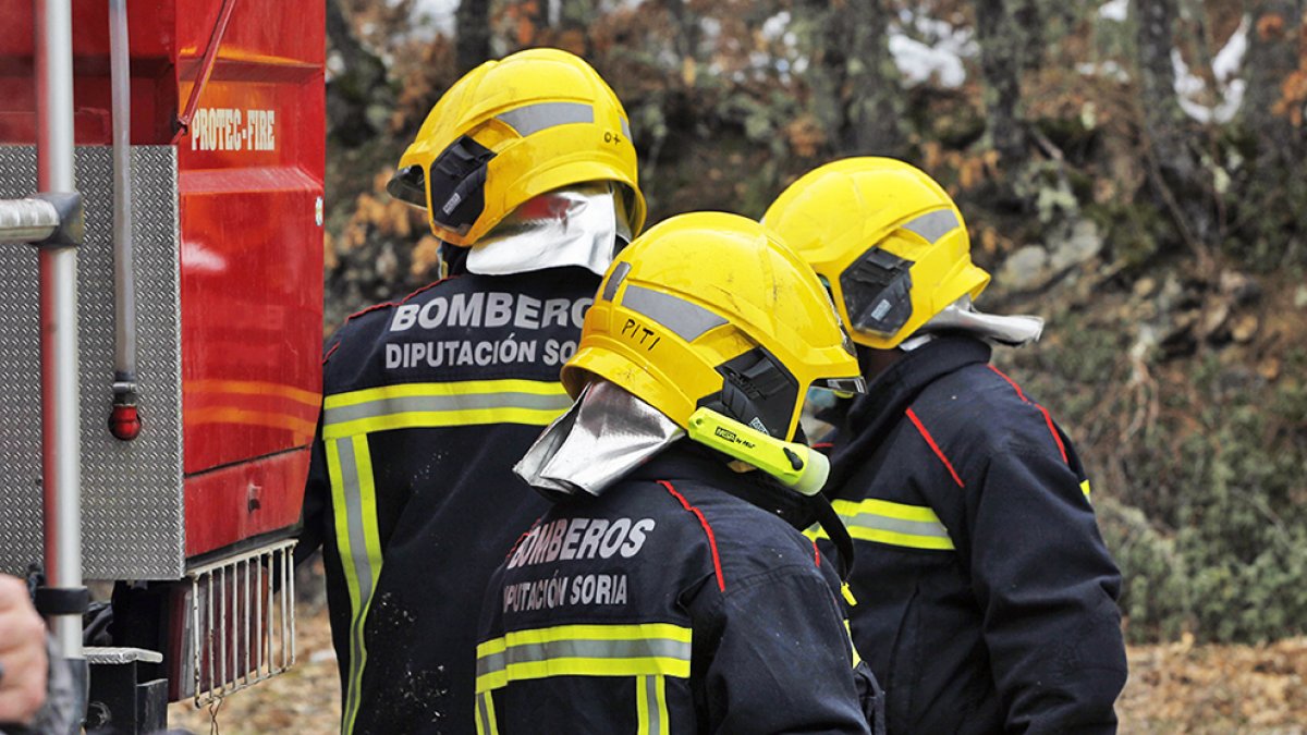 Bomberos de la Diputación de Soria de una intervención. MARIO TEJEDOR