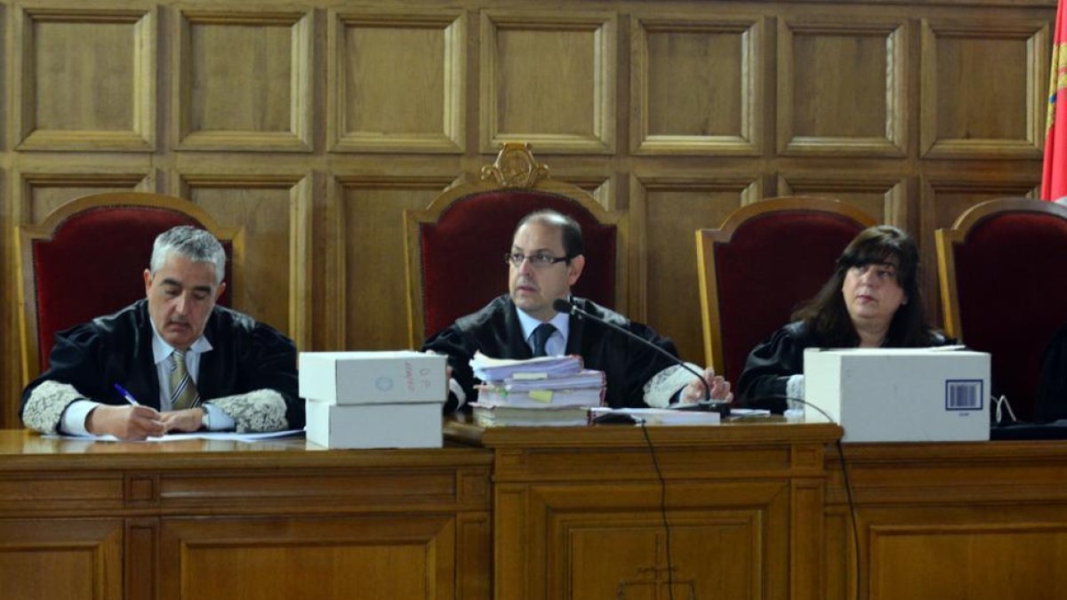 Magistrados de la Audiencia durante un juicio.-ALVARO MARTÍNEZ