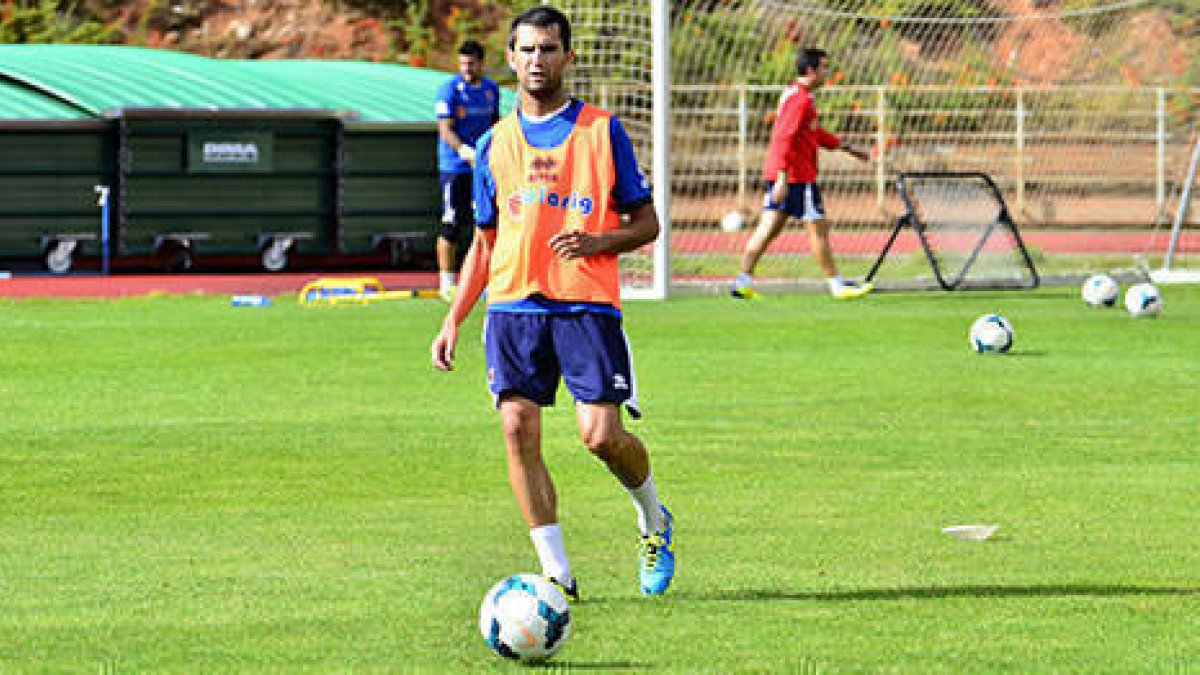 Antonio Tomás entrenó ayer con el grupo aunque no es seguro que pueda jugar el domingo. / ÁLVARO MARTÍNEZ-
