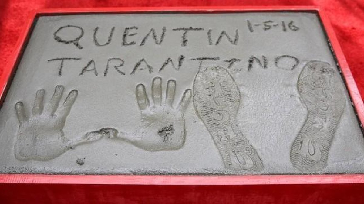 La placa con las huellas de Tarantino. La suela del zapato lleva inscrita la expresión 'Fuck u' (en castellano, que os jodan).-Rich Fury / AP / RICHARD FURY