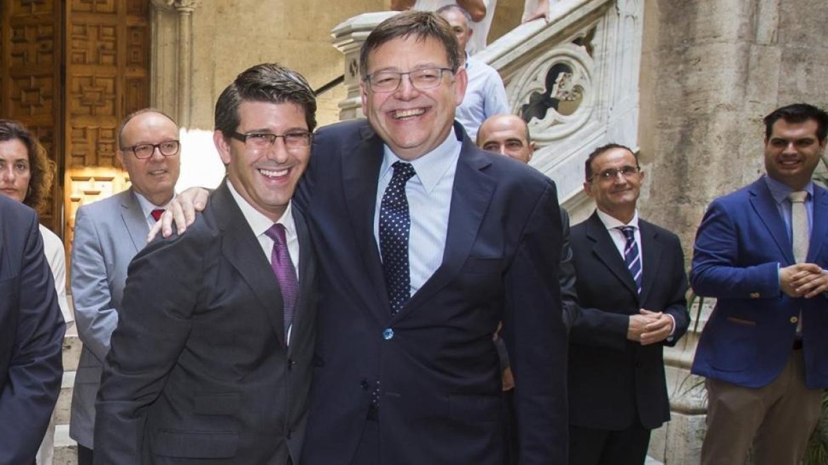 Puig abraza a Rodríguez el día de su toma de posesión como presidente de la Diputación de Valencia, en julio del 2015.-/ MIGUEL LORENZO