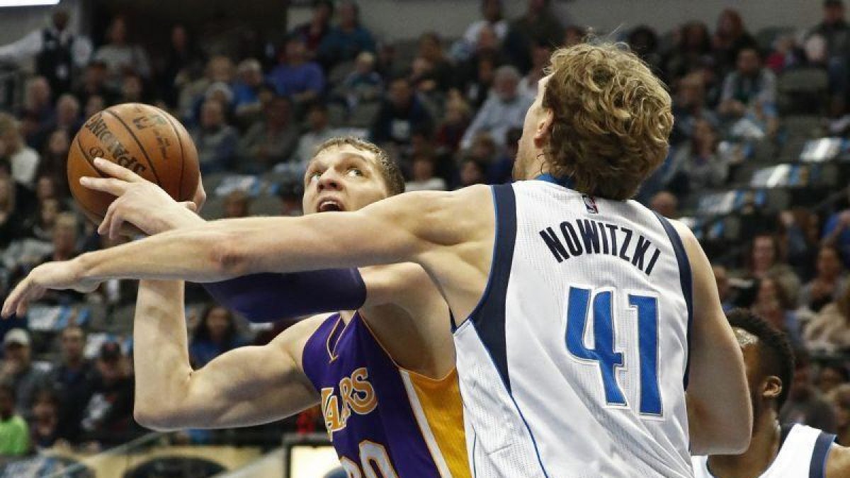 Nowitzki y los Mavs supararon a los Lakers y les condenaron a los más profundo del Oeste.-EFE / LARRY W. SMITH