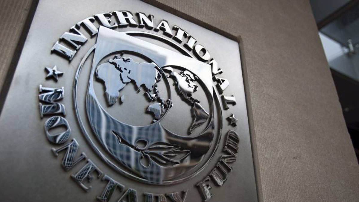Imagen del logotipo del Fondo Monetario Internacional (FMI), colocado en la entrada de un edificio de la sede, el edificio HQ2, en Washington DC, Estados Unidos.-Foto: EFE
