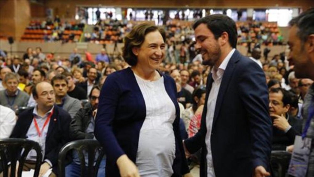 Colau y Alberto Garzón, de IU, en un acto en Barcelona, el pasado abril.-ALBERT BERTRAN / JOSEP GARCIA