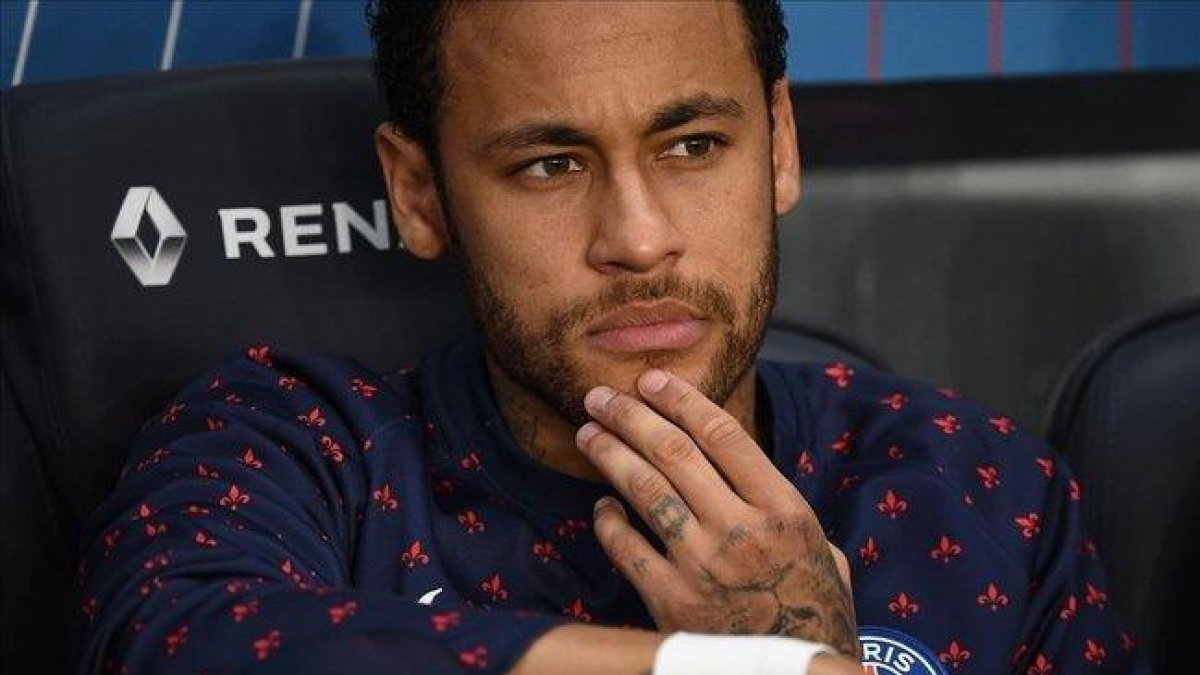 Neymar, en el banquillo del Paris Saint-Germain.-ANNE-CHRISTINE POUJOULAT (AFP)
