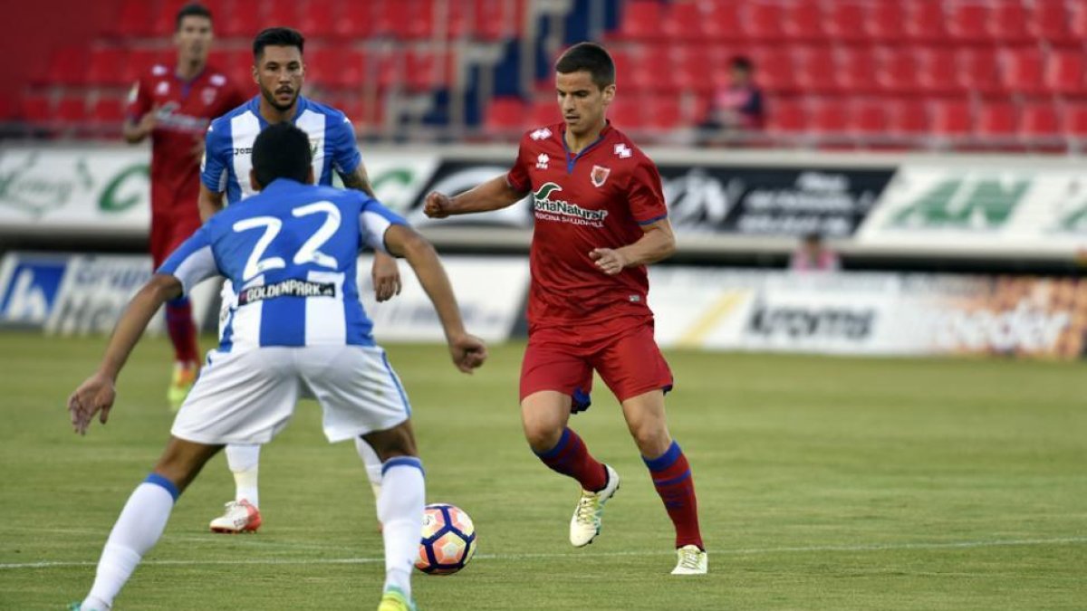 El jugador del Numancia, Íñigo Ruiz de Galarreta, en un partido.-VALENTÍN GUISANDE