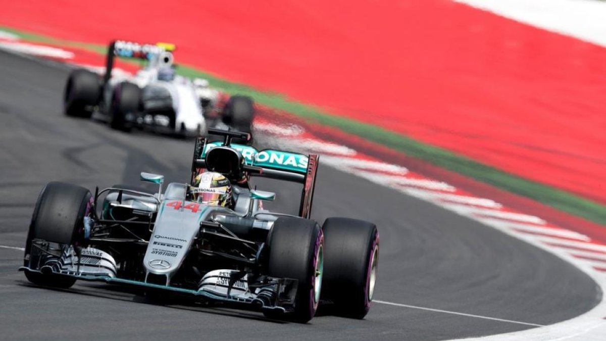 Hamilton, durante las pruebas de calificación en el circuito de Spielberg, en Austria.-JOE KLAMAR / AFP