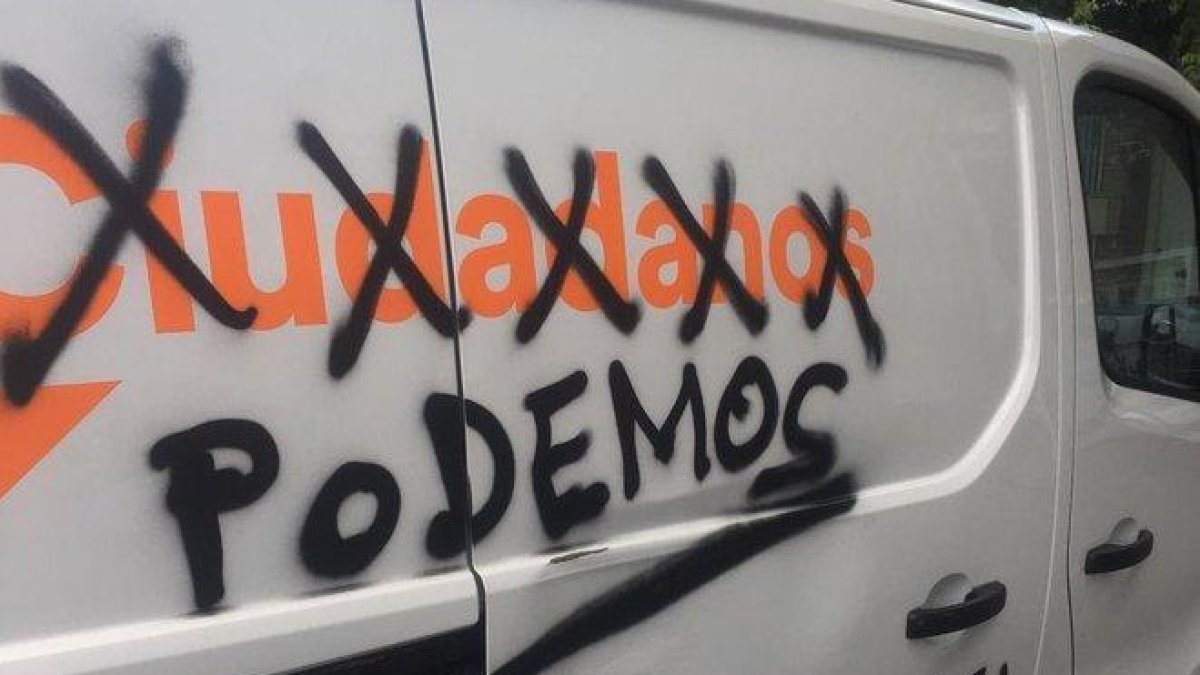 Una furgoneta de Ciudadanos que ha amanecido con pintadas en Madrid.-TWITTER