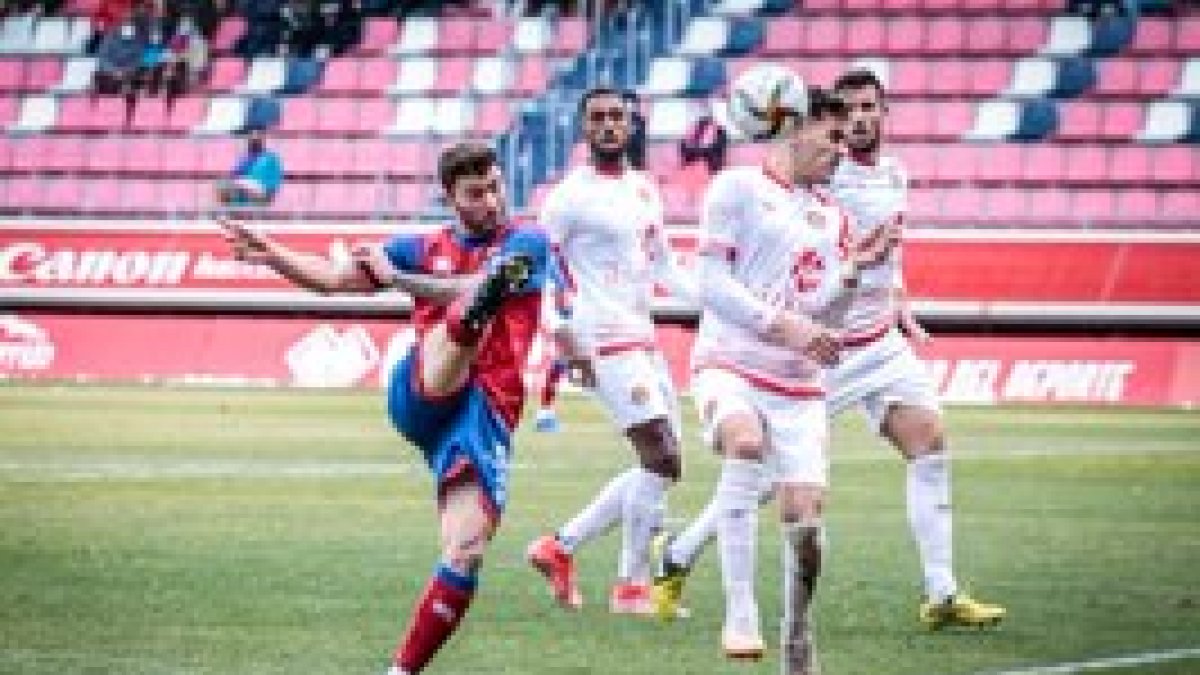 Agüero marcó un golazo al Ibiza Pitiusas que supuso el empate en el último encuentro en Los Pajaritos del Numancia. GONZALO MONTESEGURO
