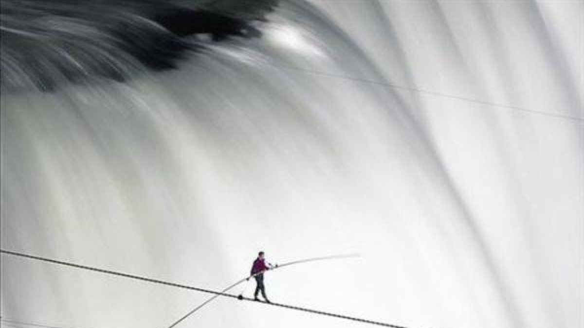 Nik Wallenda, en su 'travesía' sobre las cataratas del Niágara, en el 2012..-Foto:  DISCOVERY MAX