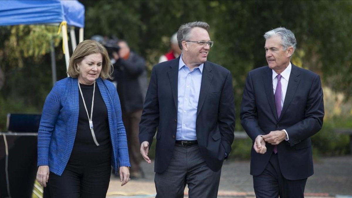 Los presidentes de los bancos centrales de Kansas City, Esther George y de New York, John Williams, conversan con el presidente de la Fed, Jerome Powell, en Jakson Hole.-JONATHAN CROSBY / AP