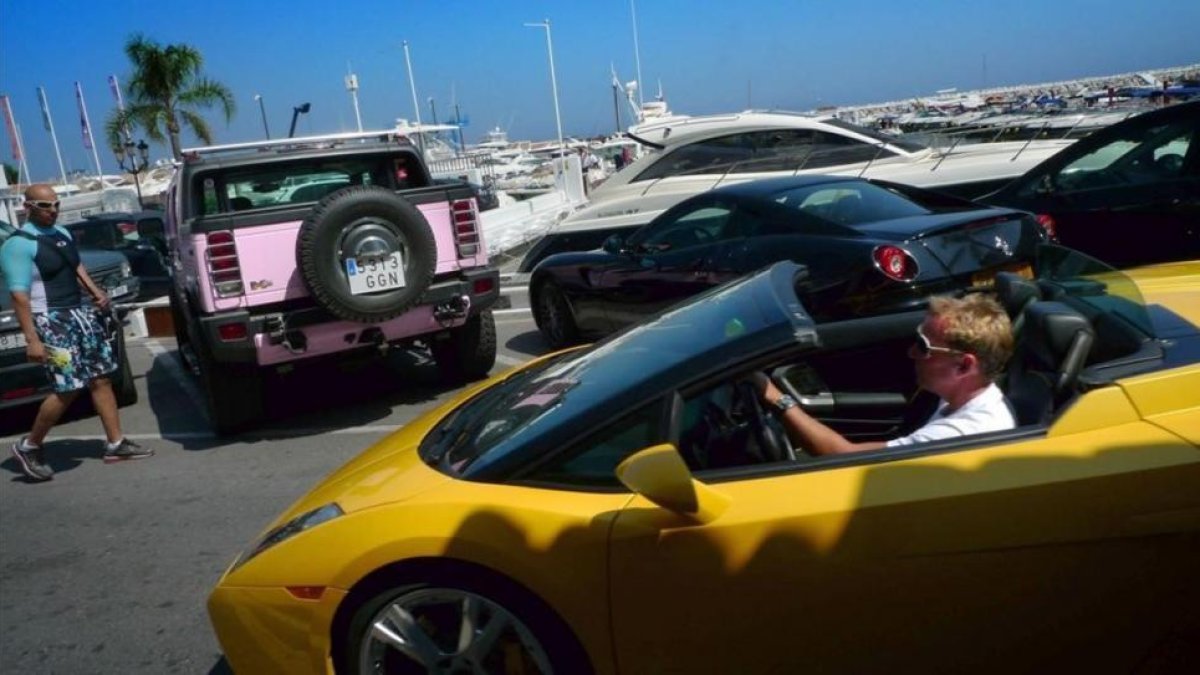 Coches de lujo en Puerto Banús, Marbella.-/ NACHO PARA