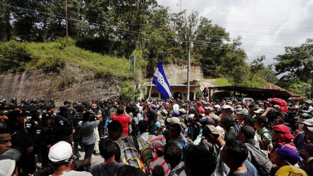 Caravana de migrantes atraviesa Guatemala-ESTEBAN BIBA (EFE)