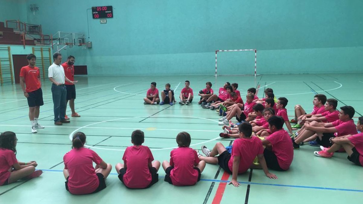 Niños en el campus deportivo-D.S.