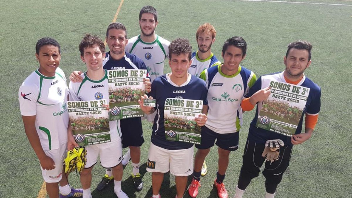 Jugadores del San José con los carteles para abonarse al club.-C.D. SAN JOSÉ
