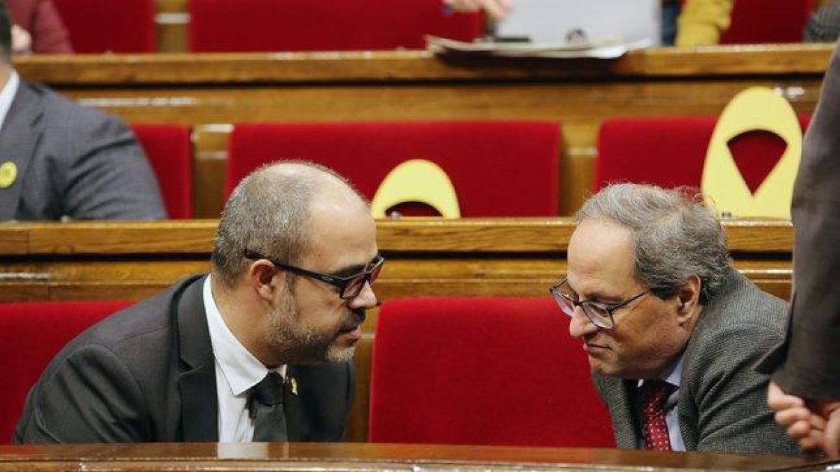 Miquel Buch y Quim Torra, en el Parlament.-RICARD CUGAT