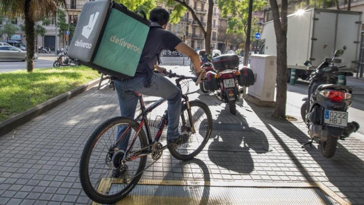 Repartidor de la empresa Deliveroo.-FERRAN SENDRA