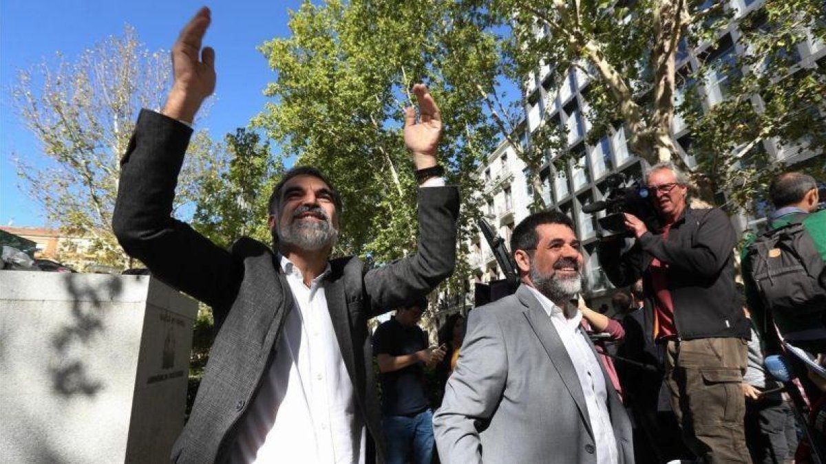 Jordi Sànchez y Jordi Cuixart, tras declarar en la Audiencia Nacional por un delito de sedición.-DAVID CASTRO