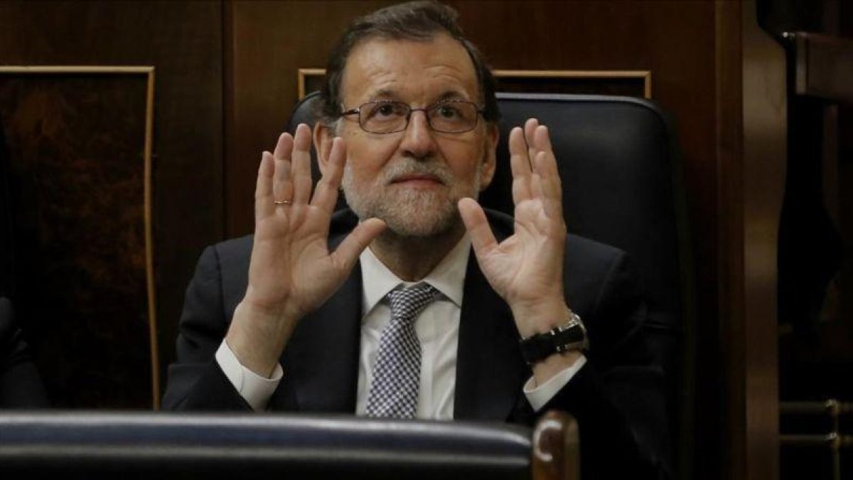 Mariano Rajoy gesticula durante el debate de investidura de Pedro Sánchez, el 2 de marzo.-JOSÉ LUIS ROCA