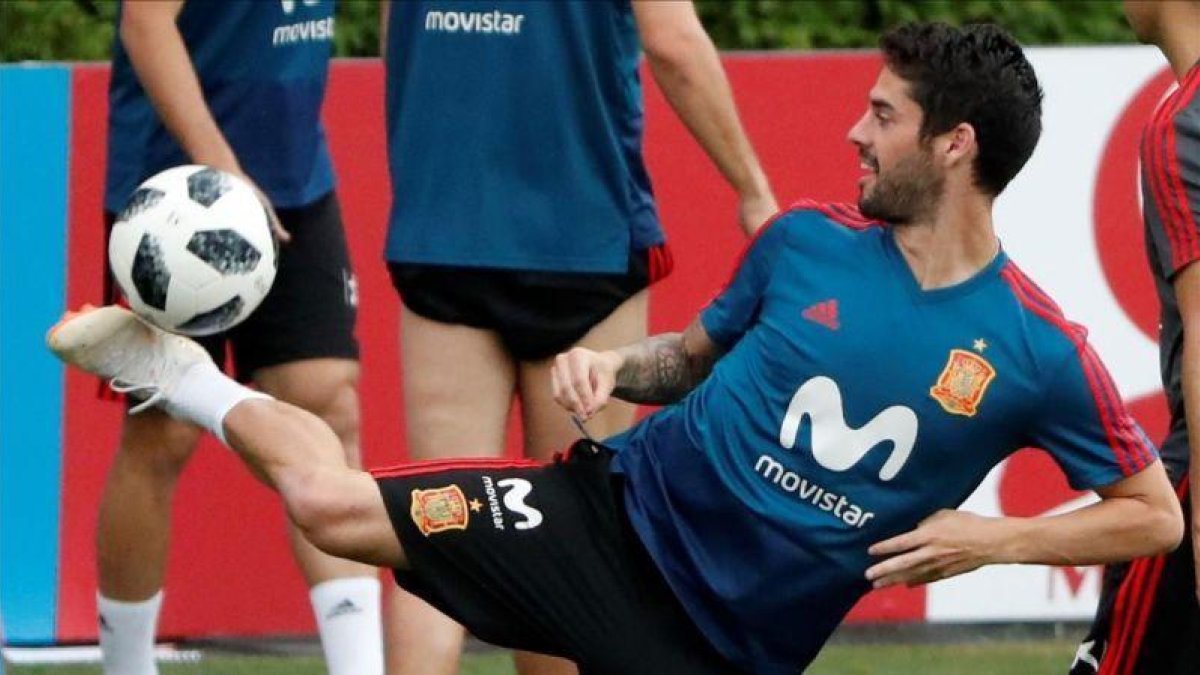Isco, en un entrenamiento de la selección española en Krasnodar.-EFE / JAVIER ETXEZARRETA