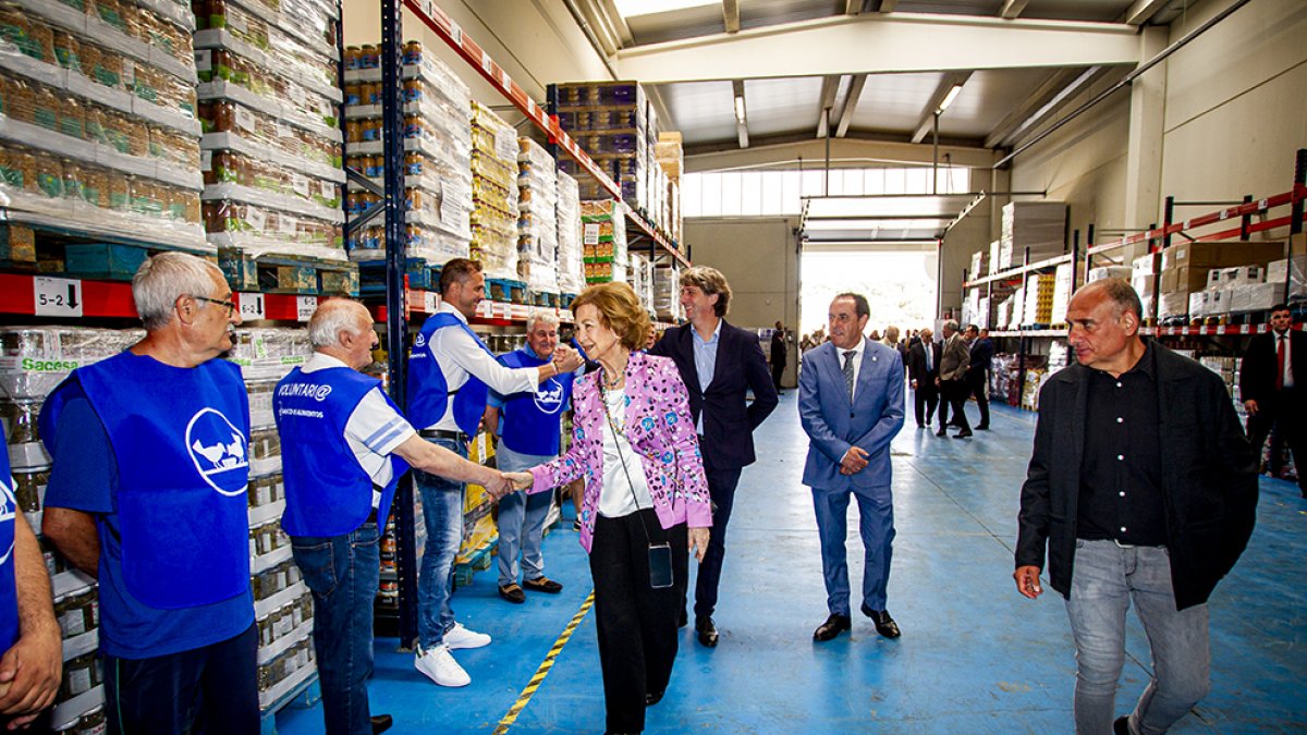 Visita de la reina emérita Sofía al Banco de Alimentos de Soria.-MARIO TEJEDOR