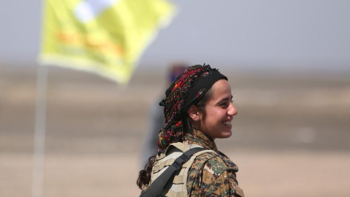 Una combatiente de las milicias sirias SDF.-REUTERS