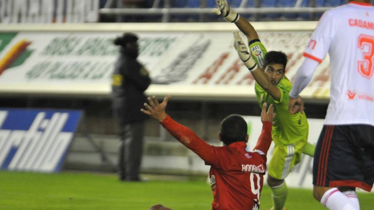 Braian pide un posible penalti en el área de Osasuna.-Diego Mayor